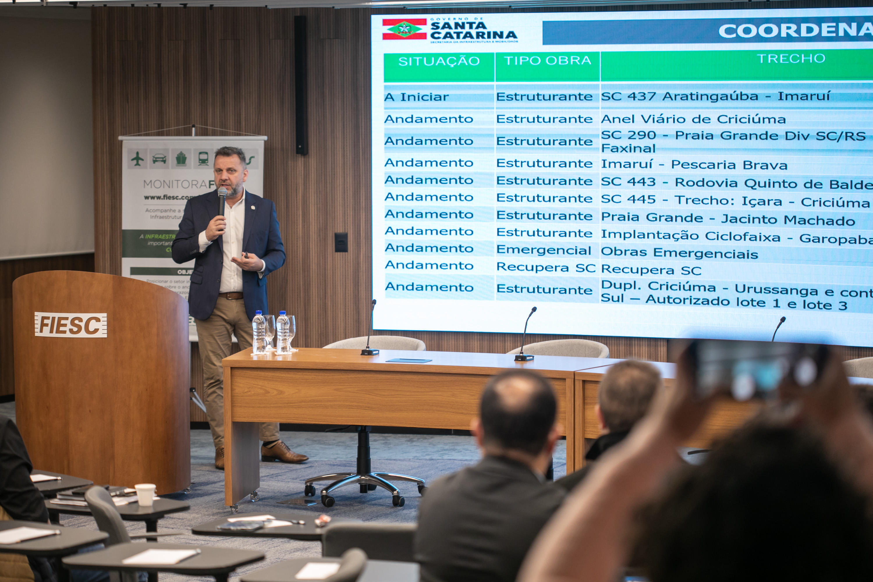 Secretário Jerry Comper apresenta andamento de obras do programa Estrada Boa. (Foto: Filipe Scotti)