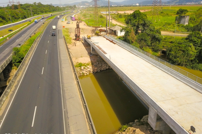 Construção de ponte em via marginal da BR 101 Sul. (Foto: Ricardo Saporiti)