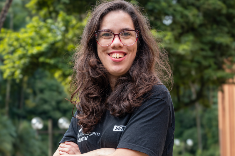 Maria Beatriz Ferreira Ramos entrou na Tupy como jovem aprendiz no início deste ano. Foto: Divulgação/Tupy