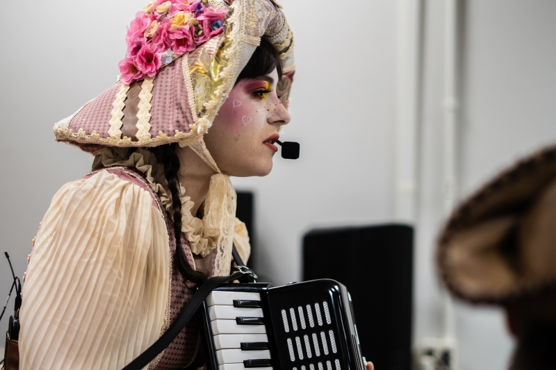 Atriz de peça de teatro apresentada aos alunos (Divulgação)