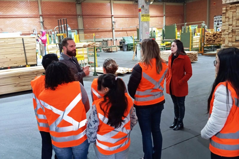 Jovens são levados a empresas do estado para conhecerem profissões (Divulgação)