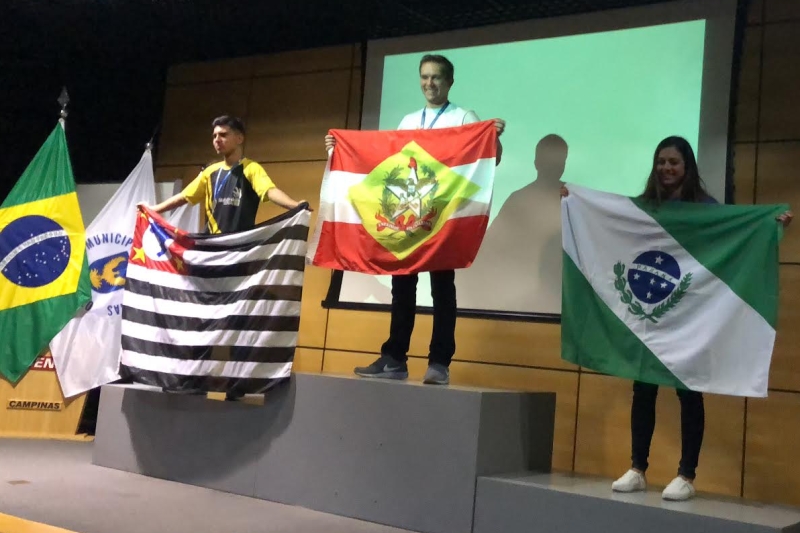 Allan Scholze festeja o ouro em fresagem CNC