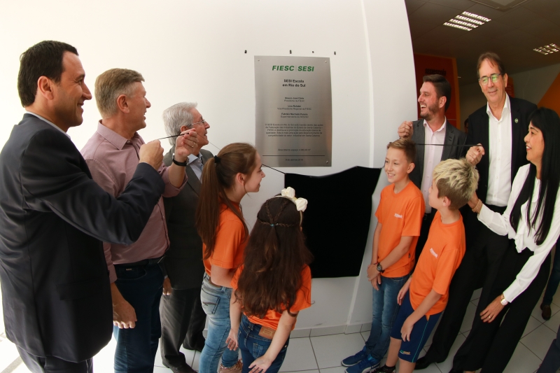 Presidente da FIESC, autoridades e alunos no ato de inauguração (foto: Filipe Scotti)