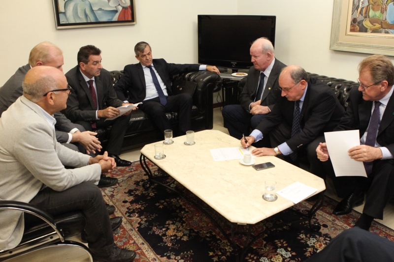 Evair Oenning (d) e Bruno Breithaupt, assinando o documento. Foto: Filipe Scotti