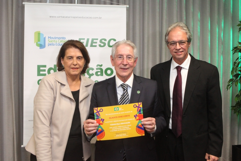 Certificado recebido do Todos pela Educação. Foto: Filipe Scotti