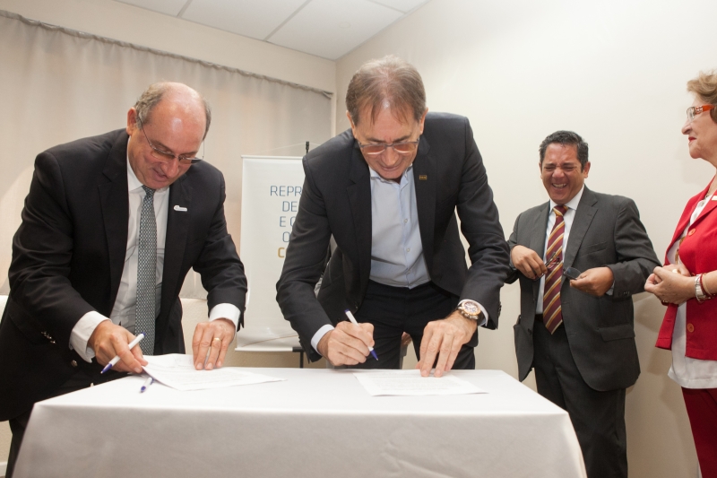 Breithaupt, da Fecomércio, e Aguiar, da FIESC, assinam o termo (foto: Filipe Scotti)