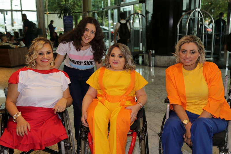 Camila de Souza e as modelos que desfilaram com suas criações. Foto: Marcus Quint