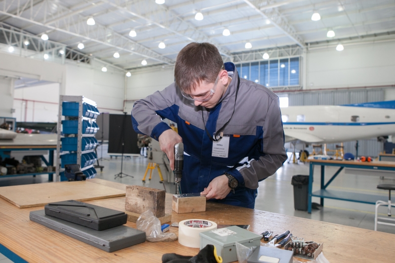 Kirill Tiukin faz ajustes em estruturas da aeronave. Foto: Filipe Scotti