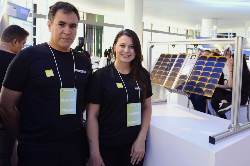 Protótipo simula como será o nanossatélite em desenvolvimento em SC. Foto: José Paulo Lacerda