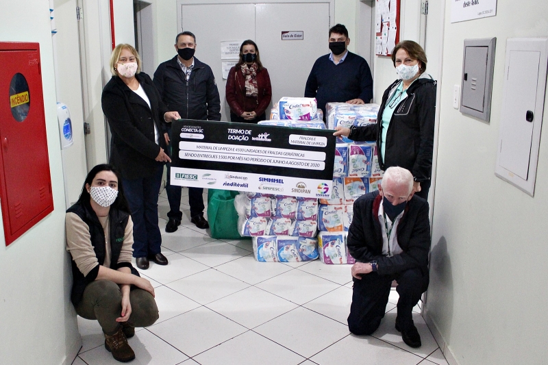 4,5 mil fraldas geriátricas foram doadas ao Asilo Lar Menino Deus. Foto: Nilton Wolff