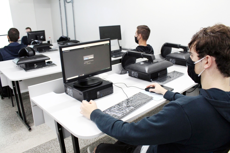 Aula do curso superior de Engenharia Mecânica no SENAI em Rio do Sul. Foto: Débora Cláudio.