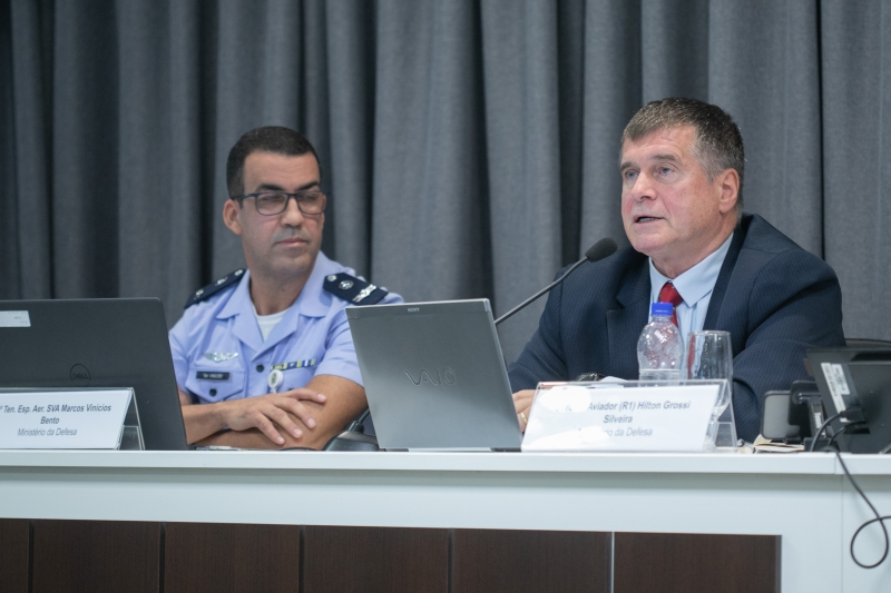 Coronel aviador (R1) Hilton Grossi Silveira (dir.) (foto: Filipe Scotti)