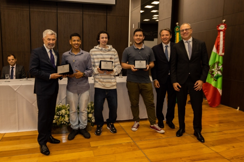 Homenagem aos jovens que participam do programa Novos Caminhos. Foto: Guga Volks 