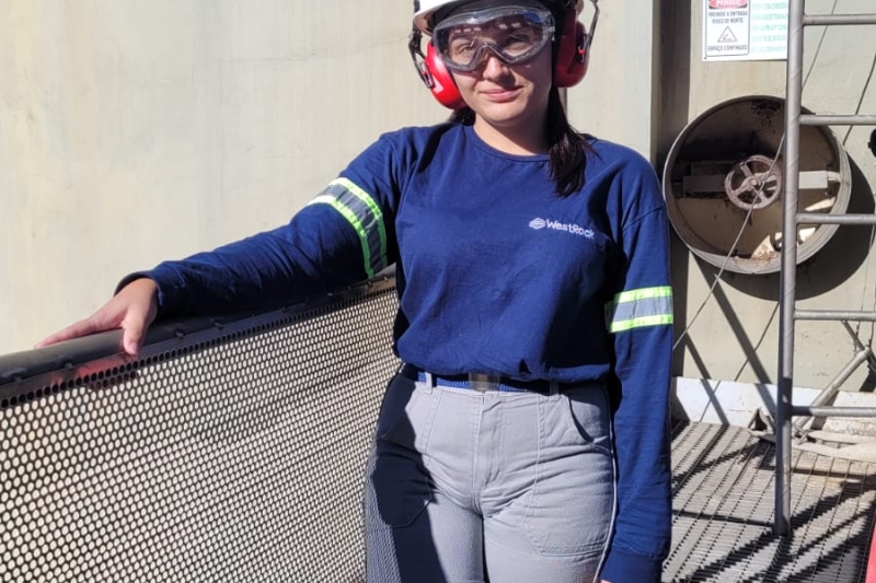 Emeli Bileski é jovem aprendiz na WestRock, em Três Barras