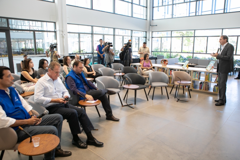 Presidente Mario Aguiar detalhou operação da escola no Moinho à imprensa nesta quinta-feira (8). Foto: Filipe Scotti