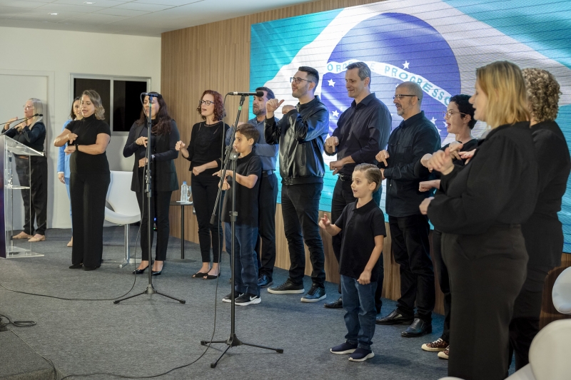 Coral da FIESC cantou Hino Nacional em LIBRAS; filhos de funcionários participaram