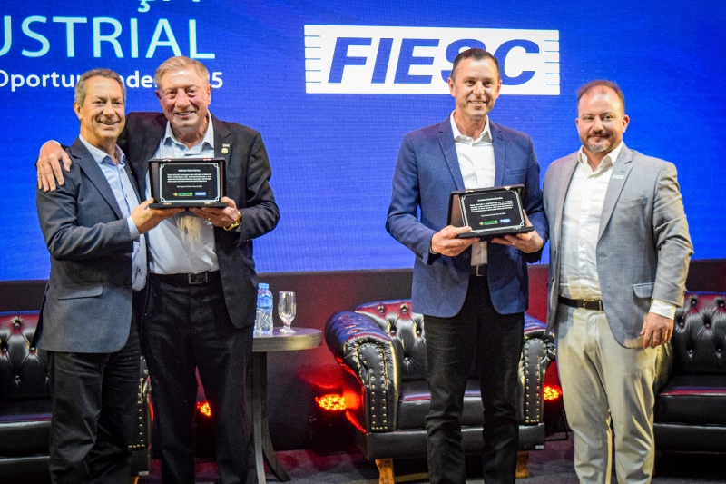 Neivor Canton e Claudimar Bortolin, diretor da Torfresma Industrial, de São Miguel do Oeste, foram homenageados. Foto: Beto Ruschel.