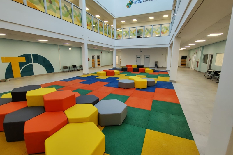 Escola tem áreas de convivência mobiliadas para descanso e integração de turmas
