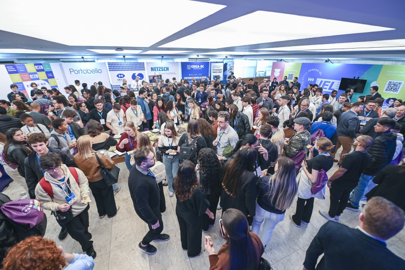 IEL Summit destaca empregabilidade e reconhece estagiários de excelência