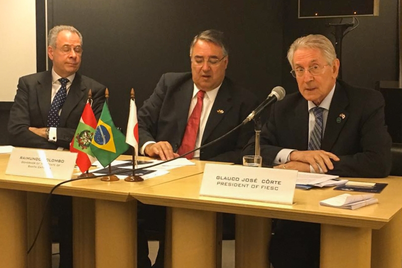 Presidente da FIESC, Glauco José Côrte, governador Raimundo Colombo, e o embaixador do Brasil no Japão, André Aranha Corrêa do Lago (foto: divulgação FIESC)