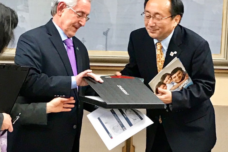 Presidente da FIESC, Glauco José Côrte (esq.), e o governador da Província de Aomori, Shingo Mimura (foto: divulgação FIESC)